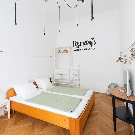 Lizmary's Wonderland Apartman *