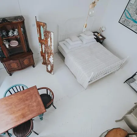 Lizmary's Wonderland Apartment
